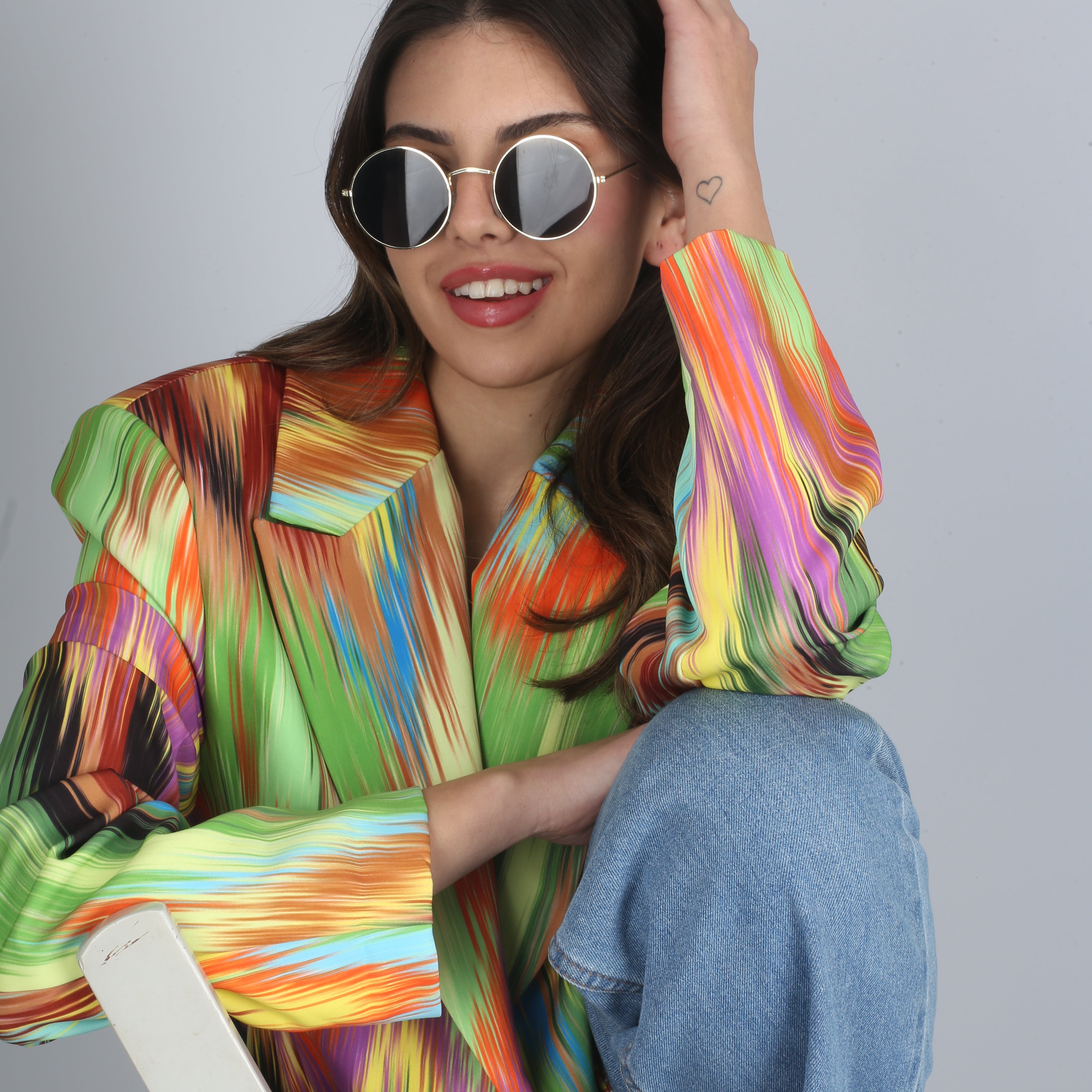 Black round sunglasses with gold frame