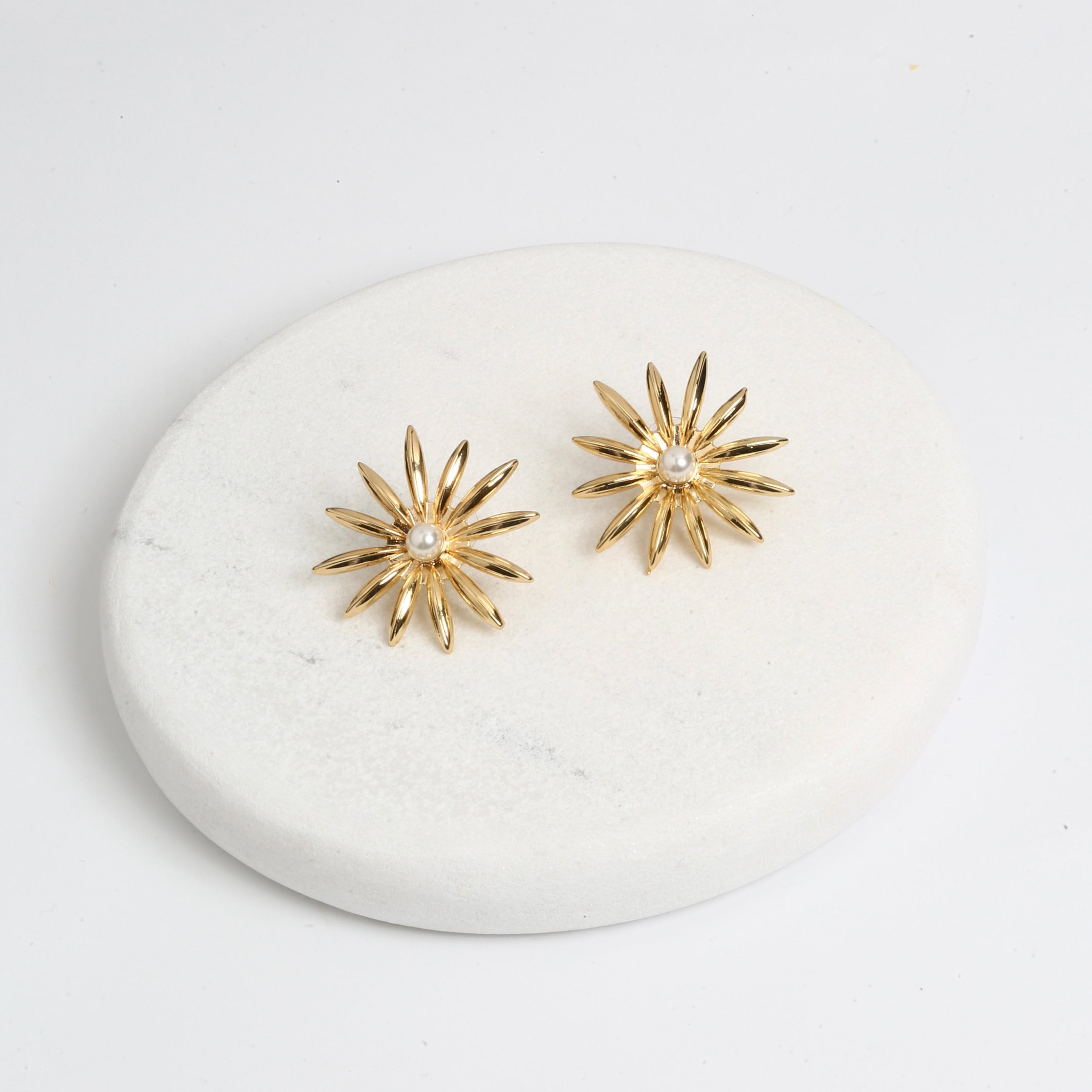 Medium flower pearl earrings