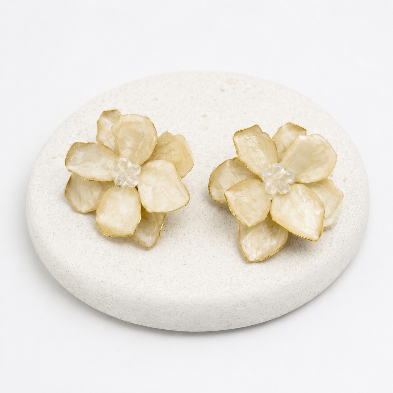 Ecru flower earrings