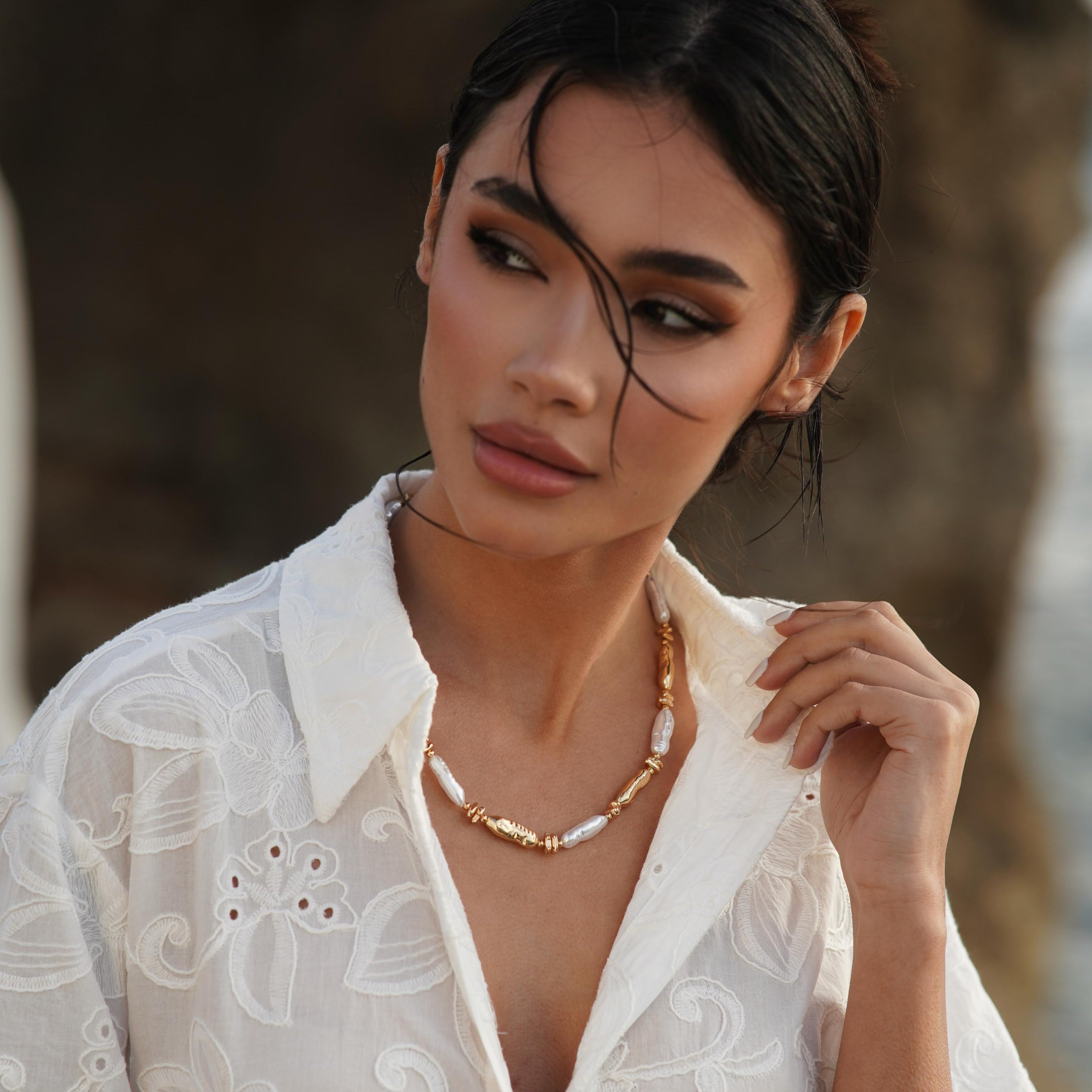 Pearl golden necklace