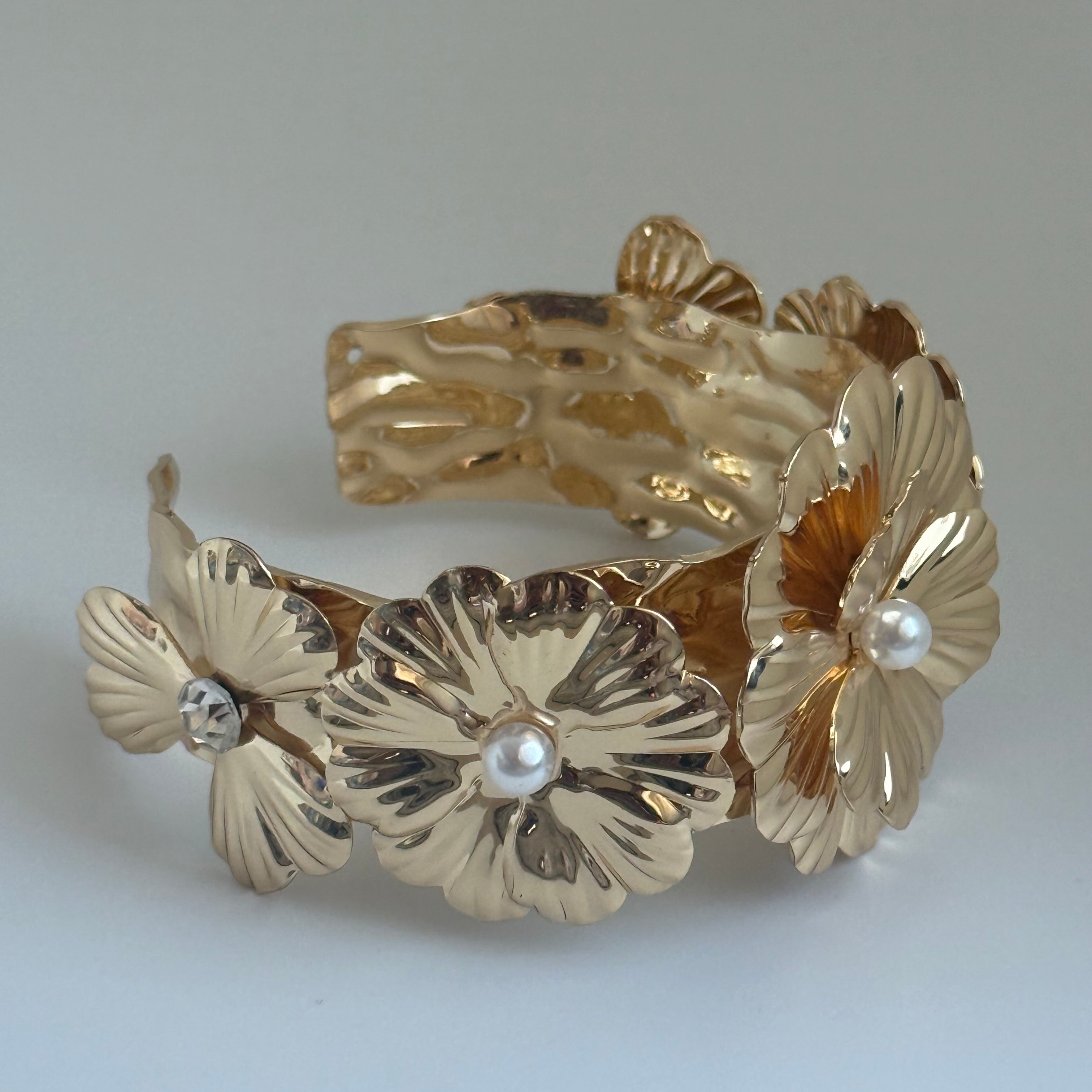 Flowers with pearl hand cuff