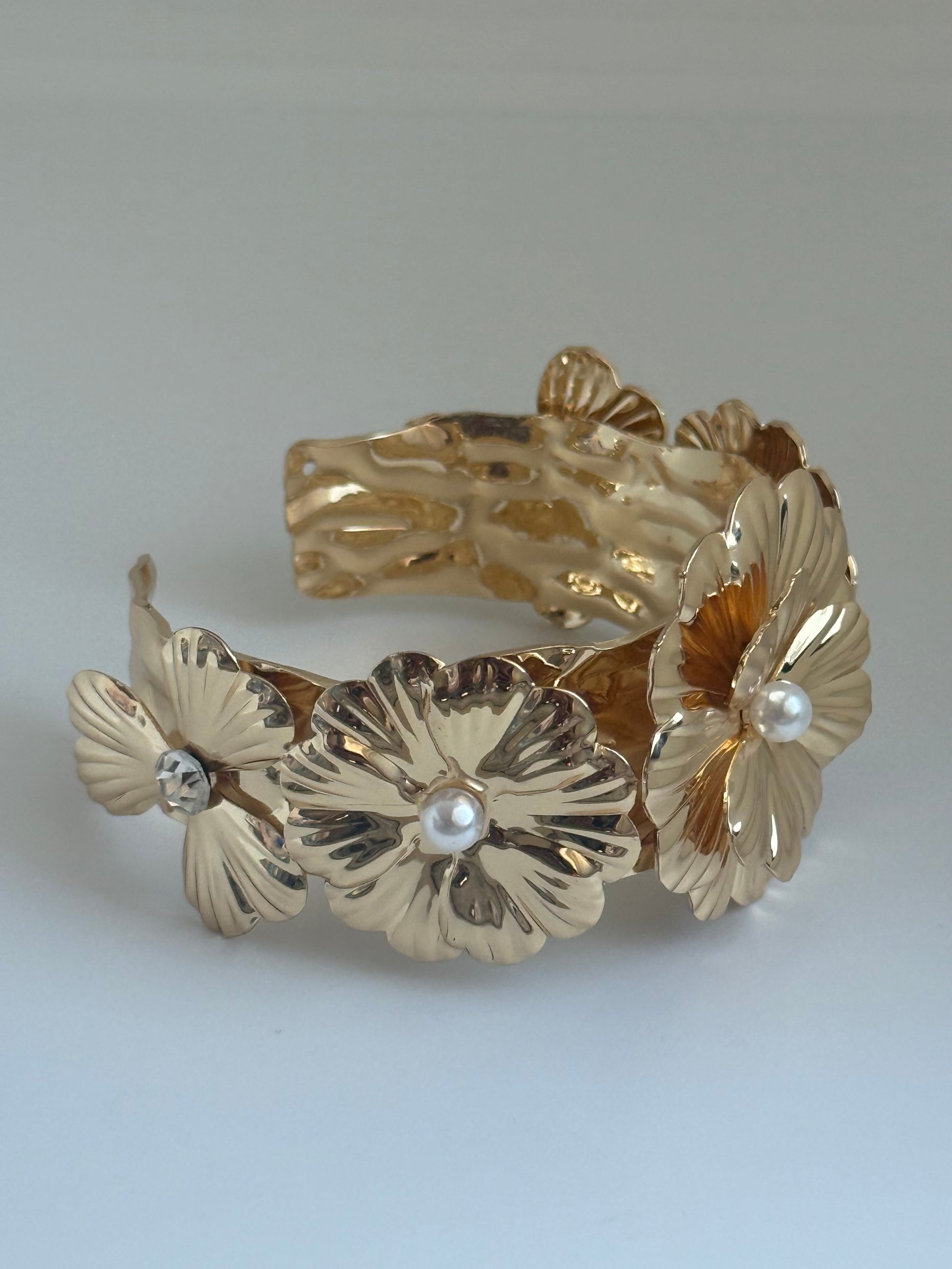 Flowers with pearl hand cuff