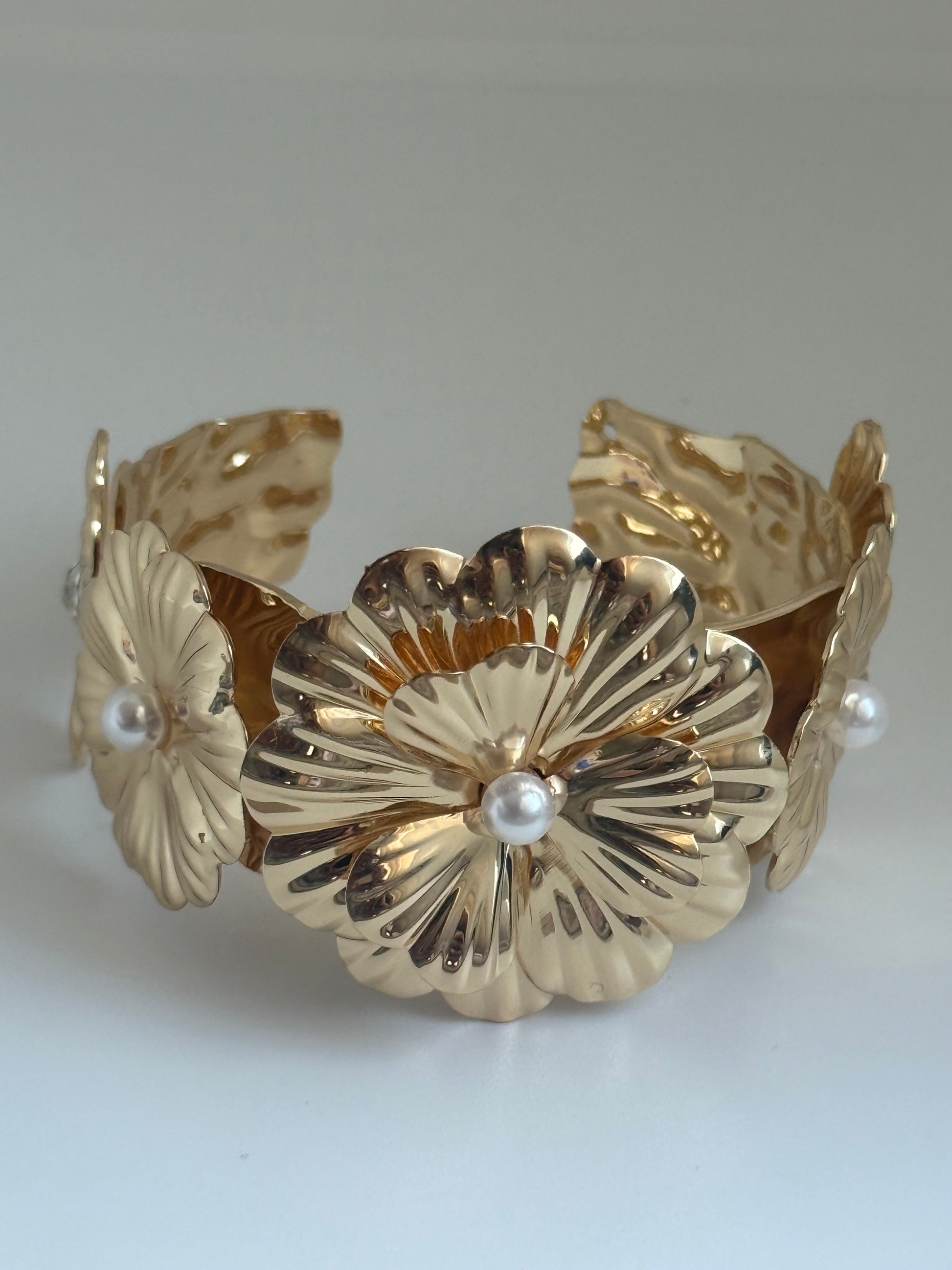 Flowers with pearl hand cuff