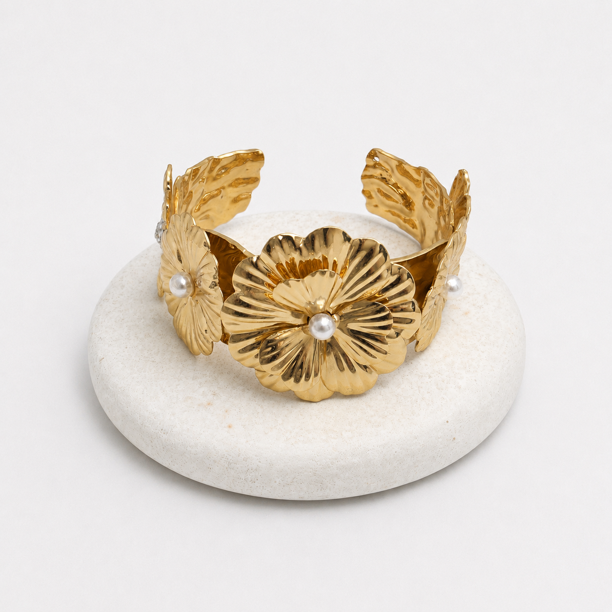Flowers with pearl hand cuff